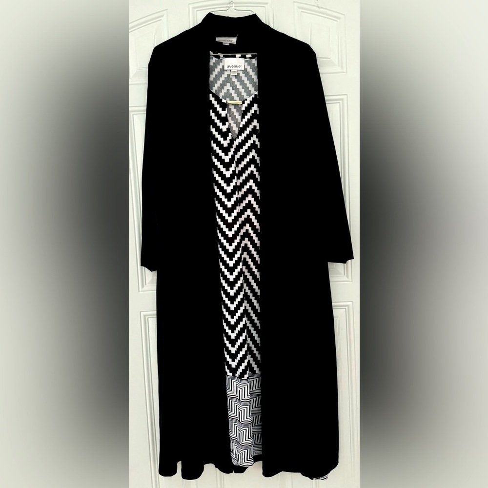 Beautiful Avenue Sleeveless Black/White Dress w/ attached Cardigan. Size 22/24